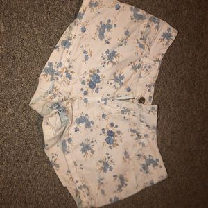 Cute floral shorts!